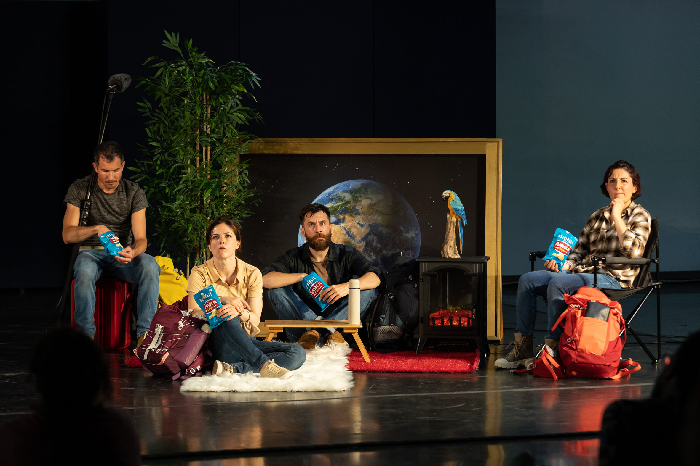 Sotterraneo
Atlante linguistico della Pangea
9_10 giugno ore 20 | Ancona_Teatro delle Muse_Salone delle feste
anteprima

concept e regia Sotterraneo
in scena Sara Bonaventura, Claudio Cirri, Lorenza Guerrini, Daniele Pennati, Giulio Santolini
scrittura Daniele Villa
luci Marco Santambrogio
costumi Eleonora Terzi, Laura Dondoli
sound design Mattia Tuliozi
elementi scenici a cura del Laboratorio di Emilia Romagna Teatro Fondazione
macchinista costruttore Sergio Puzzo
grafica Lorenzo Guagni, Jacopo Jenna
responsabile produzione Eleonora Cavallo
produzione Sotterraneo
contributo ERT – Emila Romagna Teatro, Fondazione CR Firenze
sostegno Regione Toscana, Mibac
residenze artistiche Centrale Fies_art work space, La Corte Ospitale, Elsinor/Teatro Cantiere Florida, Laboratorio Nove, Associazione Teatrale Pistoiese

Nel mondo esistono “parole intraducibili”, concetti complessi raccolti in vocaboli unici che non esistono in altri idiomi.
In lingua inuktitut, la parola iktsuarpok significa il senso di aspettativa che ti spinge ad affacciarti ripetutamente alla porta per vedere se qualcuno sta arrivando”; in giapponese tsundoku significa “impilare un libro appena comprato insieme agli altri libri che prima o poi leggerai”; in bantu la parola ubuntu significa “posso essere una persona solo attraverso gli altri e con gli altri”. Sotterraneo ha selezionato decine di questi vocaboli – universali e culturospecifici al tempo stesso – e ha dialogato online con altrettanti parlanti madrelingua sul significato e l’uso di queste parole nella cultura di provenienza. Queste brevi “lezioni di intraducibilità” sono divenute la traccia per uno spettacolo che mette in scena le parole stesse, trasformando un piccolo dizionario in una sorta di drammaturgia atipica. L’intero spettacolo inoltre è attraversato dall’impossibilità di dar corpo ad alcuni concetti a causa delle limitazioni Covid, che da pure restrizioni si trasformano in una risorsa scenica in grado di m